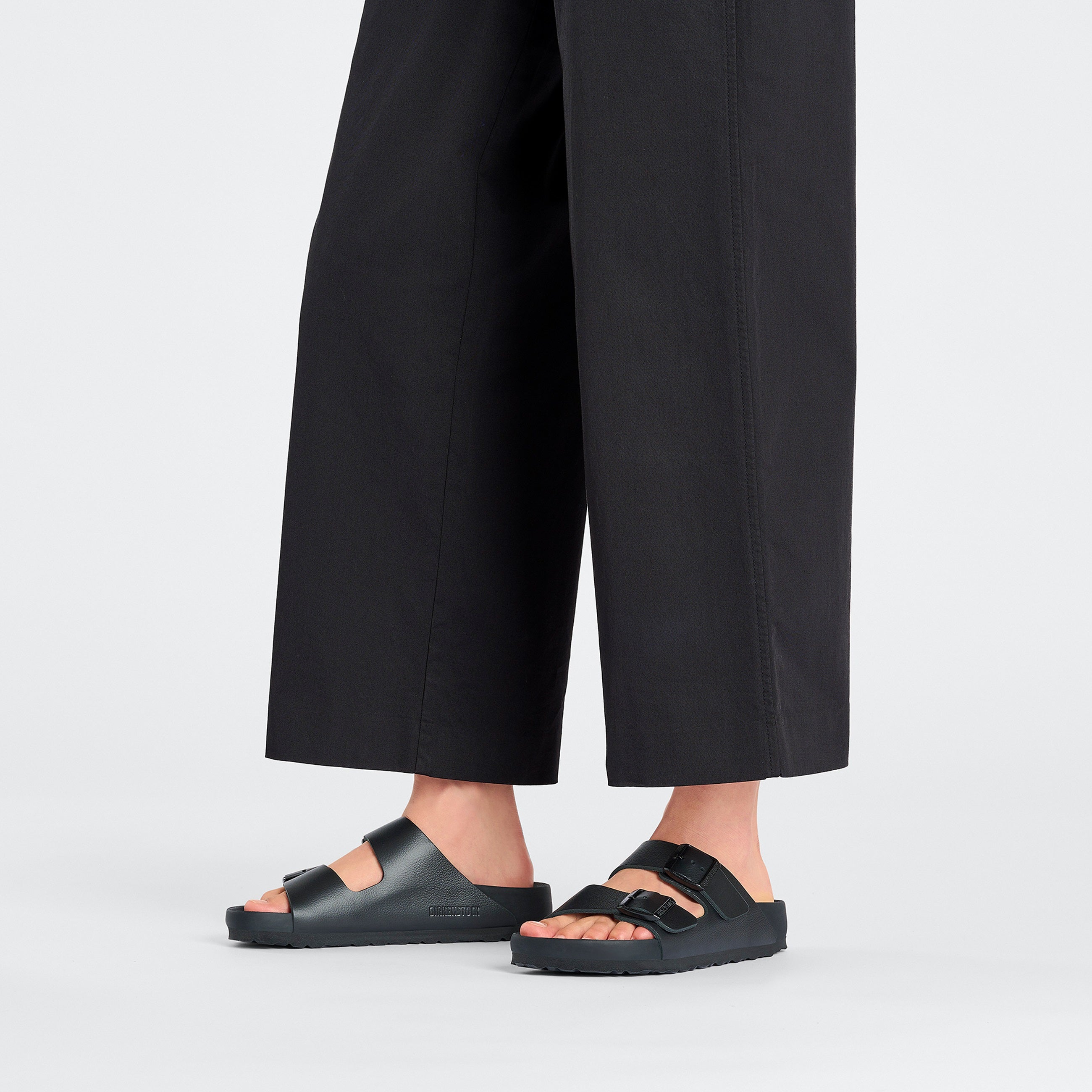 arizona-exquisite-natural-leather-black-on-model-1026824-1026843