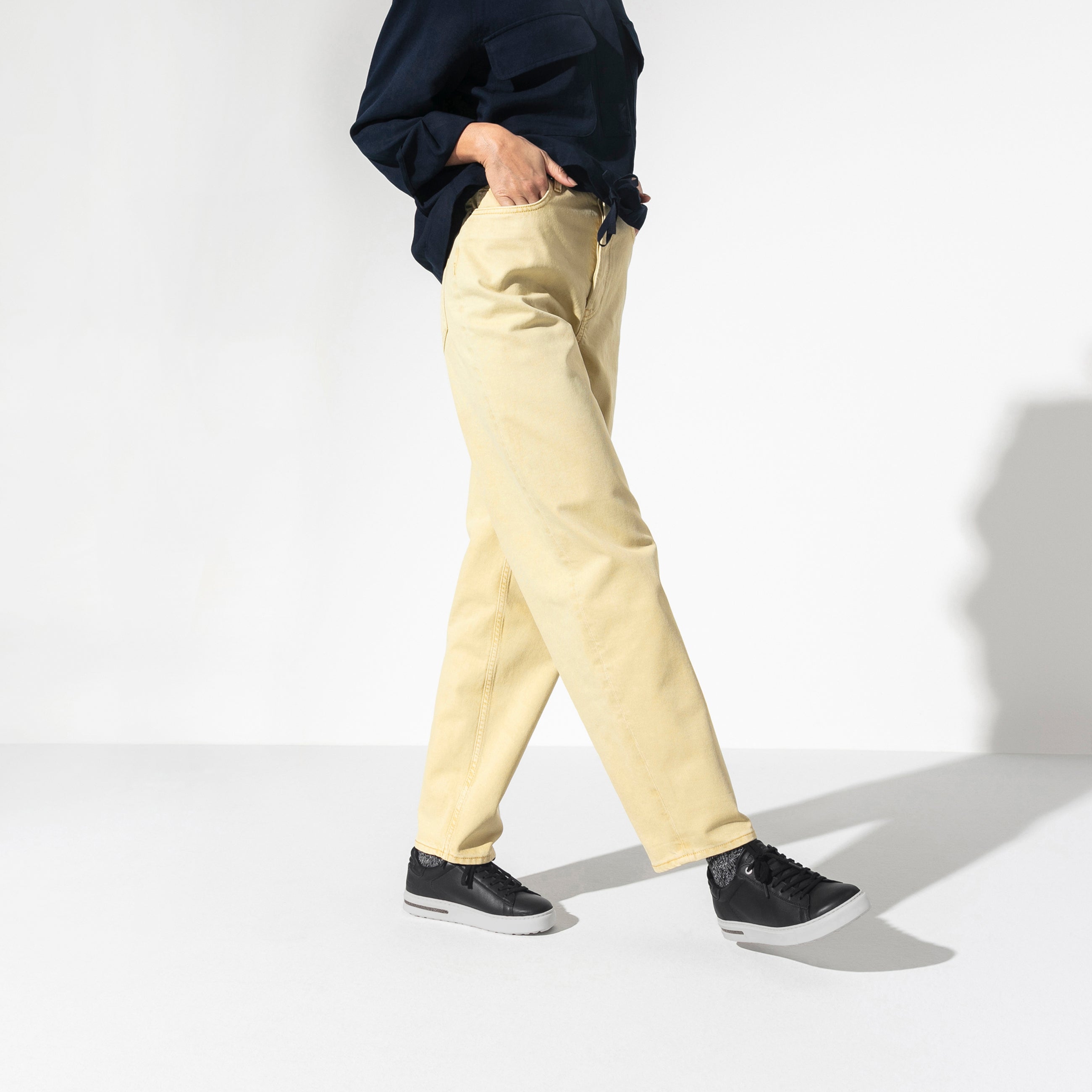 bend-black-smooth-leather-detail-1-1017721